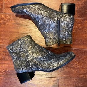 Vionic Kamryn Ankle Boots Black & Pewter Gray Snakeskin Print Sz 7.5 Zip